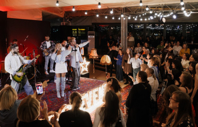 Концерт «Караоке. Дискотека. Хиты 90-х и 2000-х» в Универмаг «Цветной». Веранда на крыше, Москва – Mosbilet.ru