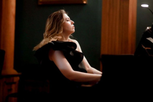 Концерт «Эйнауди и Циммер: праздничный вечер при свечах» - Mosbilet.ru