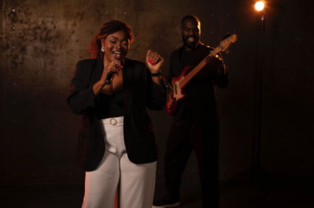 Винтажный джаз на панорамной крыше при свечах! в Универмаг «Цветной». Веранда на крыше, Москва – Mosbilet.ru