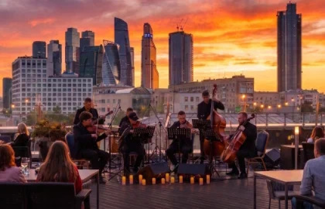 СИМФОНИЯ УХОДЯЩЕГО СОЛНЦА: ВЕЛИКОЕ РОМАНТИЧЕСКОЕ КИНО В ИСПОЛНЕНИИ МУЖСКОГО ОРКЕСТРА НА КРЫШЕ в Ресторан «Ibis Kitchen», Москва – Mosbilet.ru