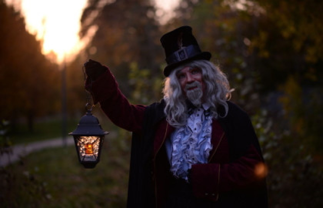 Спектакль-променад «Новогоднее путешествие по Москве» с фонарщиком Фаролеро в Экскурсия. г. Москва Памятник А.Н. Островскому перед Малым театром, Москва – Mosbilet.ru