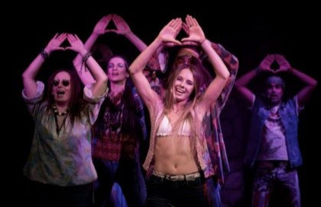 Хиппи-ёлка и мюзикл Волосы в Театр музыки и драмы п/р Стаса Намина, Москва – Mosbilet.ru