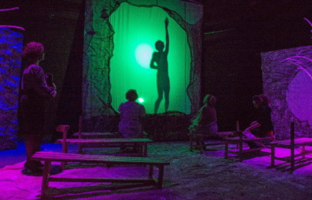 В ожидании его в Московский театр иллюзии. Сцена на Перовской, Москва – Mosbilet.ru