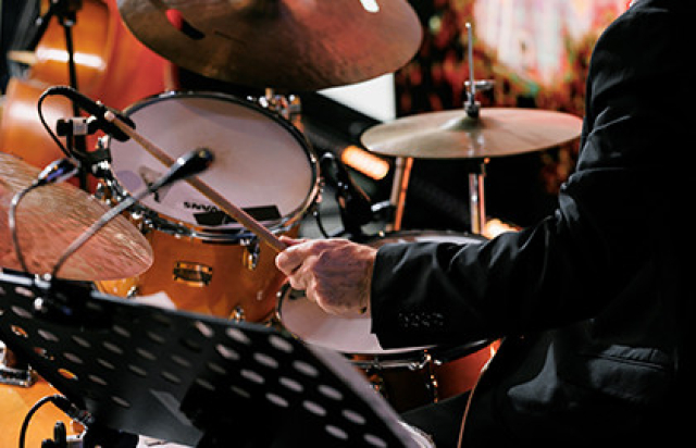 Концерт «Нью-Йоркский винтажный джаз 60-х: рождественские хиты концерт-погружение в эпоху в мультимедийном театре» в Театр «Одеон», Москва – Mosbilet.ru