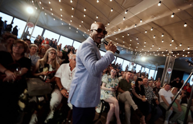 Праздничный концерт при свечах «Jazz Icons» на остеклённой панорамной крыше с Emmans McVon (USA) - Mosbilet.ru